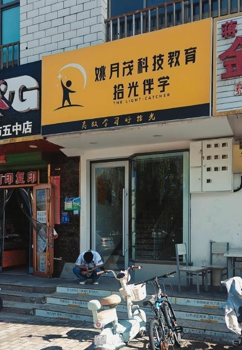 编造资助女学生男子被扒,真实身份让人意外,再不能装了